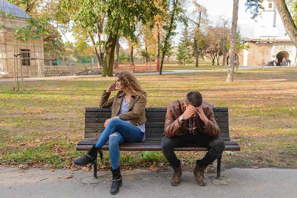 How To Text Your Boyfriend After A Fight? 5 Tips To Kiss And Make Up